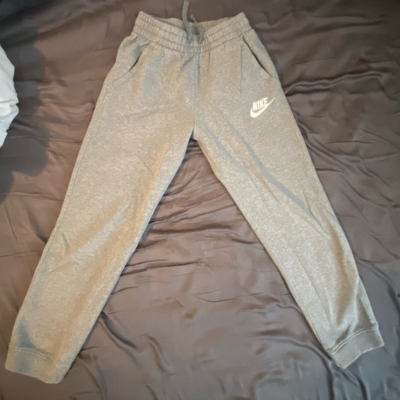 Nike Sportswear Club Fleece
Older Kids' Pullover Hoodie and Sweatpants - Picture 8 of 11